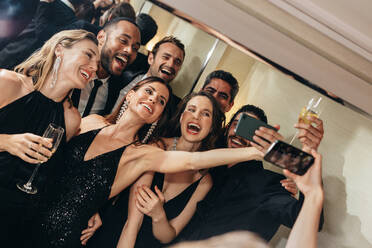 Diverse Gruppe von Freunden machen ein Selfie bei einer Galanacht. Schöne Frau macht Selfies mit seinen Freunden auf einer Party. - JLPPF00068
