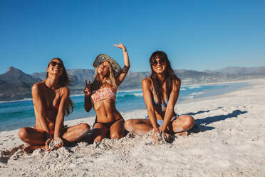 Porträt von jungen Freundinnen im Bikini am Sandstrand. Schöne junge Frauen genießen den Urlaub am Meer. - JLPPF00174