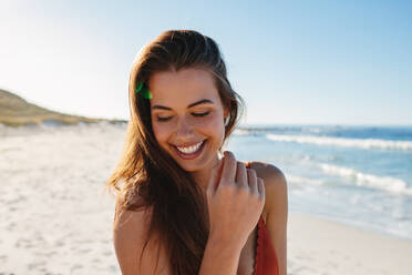 Close up portrait of sensual young woman on the beach. Smiling caucasian female model posing on the seashore. - JLPPF00180