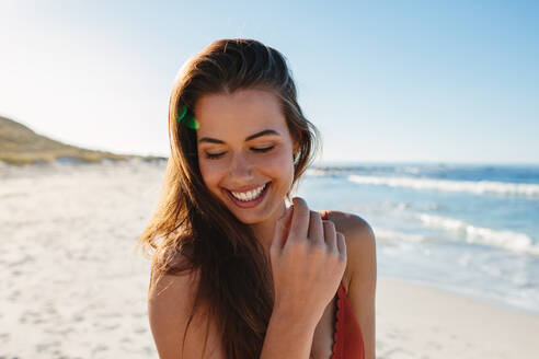Close up Porträt der sinnlichen jungen Frau am Strand. Lächelnde kaukasischen weiblichen Modells posiert am Meeresufer. - JLPPF00180