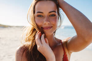 Close up Porträt der sinnlichen jungen Frau am Strand. Kaukasisches weibliches Modell posiert am Meeresufer. - JLPPF00184