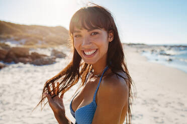 Close up Porträt von lächelnden jungen Bikini Frau am Strand. Junge kaukasische Frau genießen Sommerurlaub am Meer. - JLPPF00192