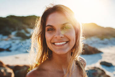 Close up Porträt der lächelnden jungen Frau am Strand. Glückliche kaukasischen weiblichen Modell am Meer. - JLPPF00224