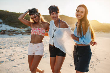 Porträt von jungen Leuten, die an einem Sommertag am Strand spazieren gehen. Gruppe von Freundinnen, die zusammen am Strand sind. - JLPPF00228