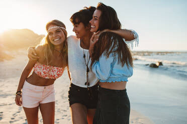 Drei junge Frauen am Strand. Freundinnen genießen den Strandurlaub. - JLPPF00234