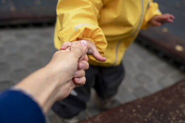 Mutter hält die Hand ihres Sohnes im Park - ANAF00029
