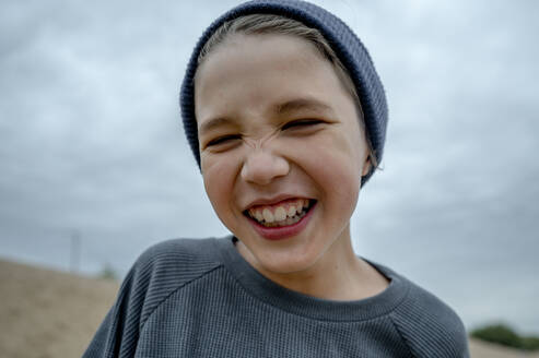 Lächelnder Junge mit Strickmütze - ANAF00039