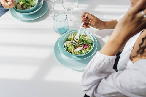 Frau isst Salat zum Mittagessen zu Hause - MEUF08046