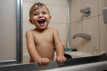 Happy baby boy in bathtub - ANAF00048