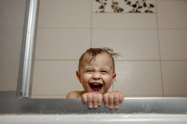 Babyjunge schreit in der Badewanne - ANAF00051