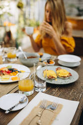 Leckeres Frühstück in einem Luxushotel. Eine Frau sitzt morgens allein am Frühstückstisch. Eine Touristin genießt einen Wochenendausflug in einem luxuriösen Urlaubsort. - JLPPF00364