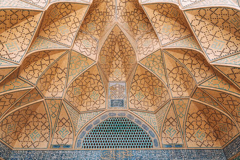 Detailaufnahme der Jameh-Moschee in Isfahan mit geometrischer Wand und Decke mit dekorativem Mosaik - ADSF38807