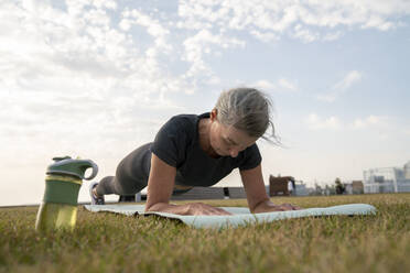 Ältere Frau übt Plank-Position auf Übungsmatte - VPIF07426