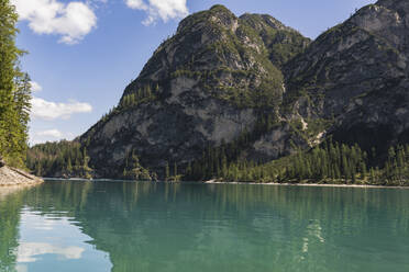 Blick auf den See vor den Dolomiten, Italien - JCCMF07340