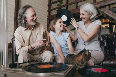 Großeltern genießen die Musik mit ihrer Enkelin zu Hause - YTF00152