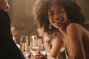 Schönes Paar sitzt am Esstisch und trinkt Wein. Romantischer Mann und Frau bei einer Gala-Dinner-Party. - JLPPF00731