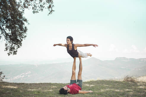 Pärchen beim Acroyoga vor dem Himmel - PCLF00006