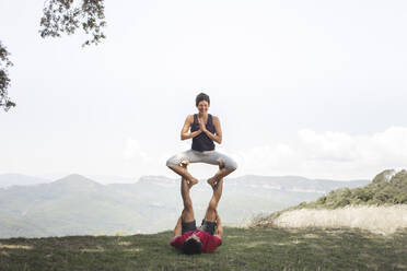 Mann und Frau üben Acroyoga auf dem Gipfel eines Berges - PCLF00007