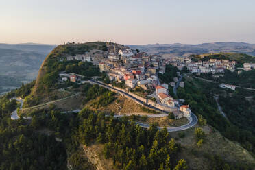 Luftaufnahme von Cairano, einer kleinen Stadt auf einer Anhöhe, Irpinia, Avellino, Kampanien, Italien. - AAEF15804