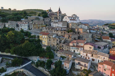 Luftaufnahme von Cairano, einer kleinen Stadt auf einer Anhöhe, Irpinia, Avellino, Kampanien, Italien. - AAEF15806
