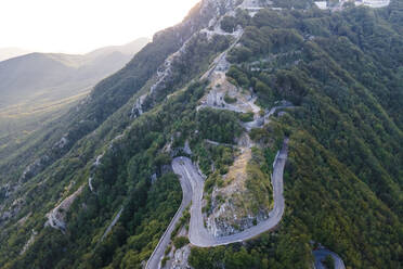 Luftaufnahme des Bergs Montevergine bei Sonnenuntergang, Mercogliano, Irpinia, Kampanien, Italien. - AAEF15810