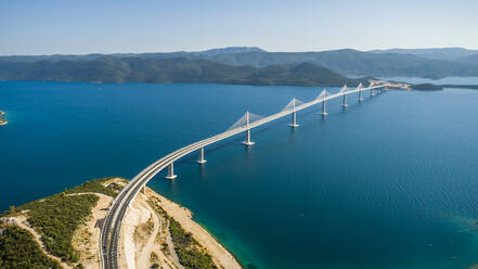 Luftaufnahme der Peljeski-Brücke, einer Hängebahn und Schnellstraße über die Bucht von Mali Ston in Kroatien. - AAEF15816