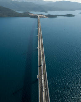 Luftaufnahme der Peljeski-Brücke, einer Hängebahn und Schnellstraße über die Bucht von Mali Ston in Kroatien. - AAEF15817