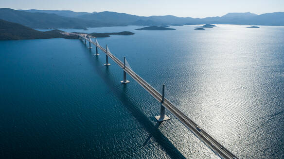 Luftaufnahme der Peljeski-Brücke, einer Hängebahn und Schnellstraße über die Bucht von Mali Ston in Kroatien. - AAEF15818