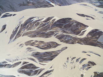 Abstrakte Luftaufnahme des Gletscherflusses Nupsvotn, Flotseyrar, Südisland. - AAEF15823