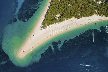 Luftaufnahme des Strandes Golden Horn in Zlatni Rat in Bol auf der Insel Brac, Kroatien. - AAEF15844