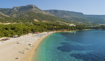 Luftaufnahme des Strandes Golden Horn in Zlatni Rat in Bol auf der Insel Brac, Kroatien. - AAEF15845