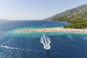 Luftaufnahme des Strandes Golden Horn in Zlatni Rat in Bol auf der Insel Brac, Kroatien. - AAEF15846