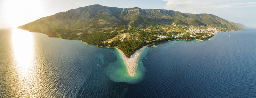 Luftaufnahme des Strandes Golden Horn in Zlatni Rat in Bol auf der Insel Brac, Kroatien. - AAEF15847