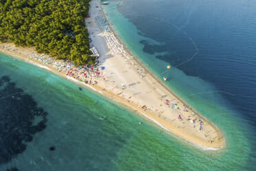 Luftaufnahme des Strandes Golden Horn in Zlatni Rat in Bol auf der Insel Brac, Kroatien. - AAEF15848