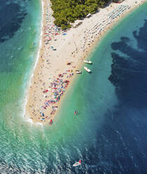 Luftaufnahme von Windsurfern während des PWA-Weltcups am Strand von Zlatni Rat in Bol auf der Insel Brac, Kroatien. - AAEF15849
