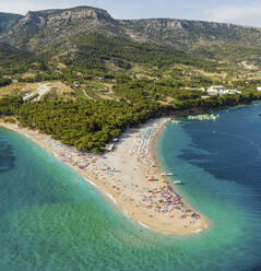 Luftaufnahme von Windsurfern während des PWA-Weltcups am Strand von Zlatni Rat in Bol auf der Insel Brac, Kroatien. - AAEF15850