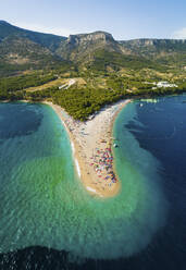 Luftaufnahme von Windsurfern während des PWA-Weltcups am Strand von Zlatni Rat in Bol auf der Insel Brac, Kroatien. - AAEF15851