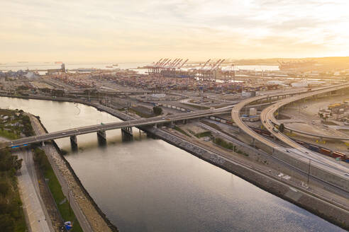 Luftaufnahme des Los Angeles River in Long Beach, Kalifornien, Vereinigte Staaten. - AAEF15857