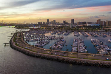Luftaufnahme der Long Beach Shoreline Marina in Long Beach, Kalifornien, Vereinigte Staaten. - AAEF15860
