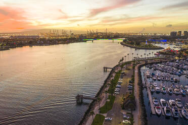 Luftaufnahme der Long Beach Shoreline Marina in Long Beach, Kalifornien, Vereinigte Staaten. - AAEF15861