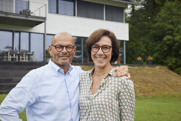 Verliebtes älteres Paar vor dem Haus stehend - RBF09027