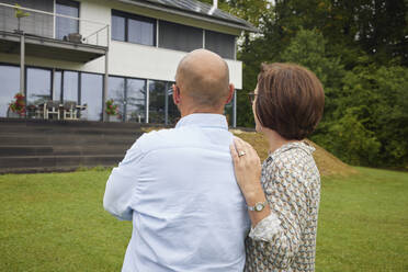 Älterer Mann und Frau sehen sich ein Haus an - RBF09030