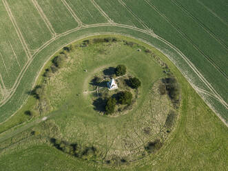 Luftaufnahme des Farley Mount Monuments und des Friedhofs, Romsey, Hampshire, Vereinigtes Königreich. - AAEF15863