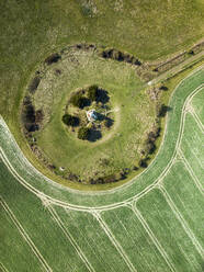 Luftaufnahme des Farley Mount Monuments und des Friedhofs, Romsey, Hampshire, Vereinigtes Königreich. - AAEF15864