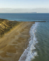 Luftaufnahme von Menschen bei einem Spaziergang am Strand von Hengistbury Head, Southbourne, Dorset, Vereinigtes Königreich. - AAEF15866