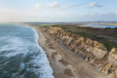 Luftaufnahme von Menschen bei einem Spaziergang am Strand von Hengistbury Head, Southbourne, Dorset, Vereinigtes Königreich. - AAEF15867