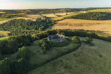 Luftaufnahme von Restormel Castle in ländlicher Umgebung bei Sonnenuntergang in der Nähe von Lostwithiel, Cornwall, Vereinigtes Königreich. - AAEF15882