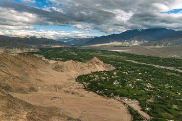 Luftaufnahme einer Berglandschaft mit einem Wüstental, Ladakh, Indien. - AAEF15891