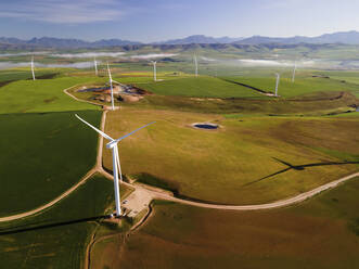 Luftaufnahme des Overberg-Windparks mit grünen Feldern am Westkap, Südafrika. - AAEF15902