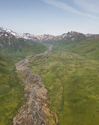 Luftaufnahme eines Flusses, der das Tal in der Nähe der Captains Bay auf der Insel Unalaska, Alaska, Vereinigte Staaten, entlangfließt. - AAEF15931